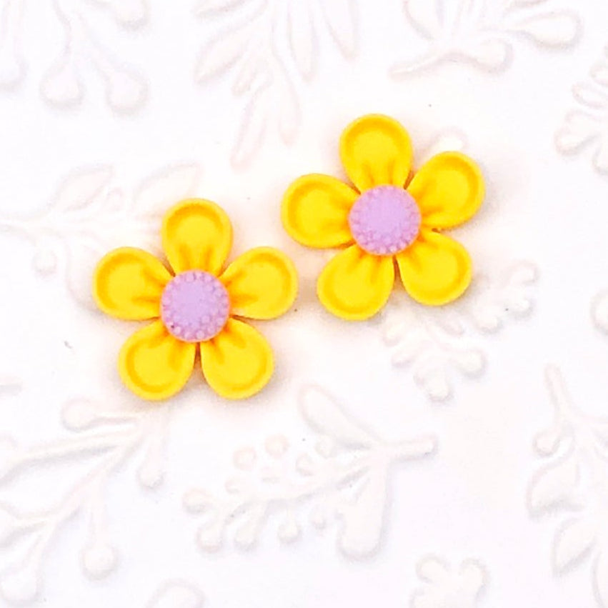 ⋅ DELIGHTFUL DAISIES ⋅ Flatback Resin Embellishments ⋅ Per Pair ⋅